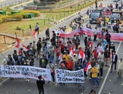 Sebelum Putusan MKMK, Ratusan Orang Mengadakan Demonstrasi di Area Patung Kuda Arjuna Wiwaha