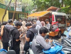 Mahasiswa UIN Ciputat Menyampaikan Pendapatnya Mengenai Isu Politik Nasional Melalui Mobil Ide Rakyat