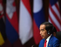 Jokowi Mengharapkan Bangun Rumah Sakit di IKN Nusantara untuk Membantu Warga yang Membutuhkan Perawatan Medis Tanpa Harus Pergi ke Luar Negeri.