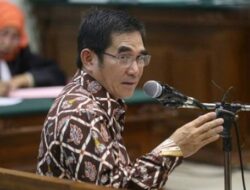 Mantan Ketua Mahkamah Konstitusi Mendesak DPR untuk Menindak Presiden Jokowi Terkait Dugaan Intervensi Kasus Setya Novanto