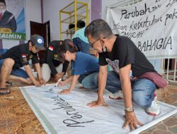 Relawan Mileanies di Makassar Menggalakkan Spanduk Rakyat dari Bahan Kain Karung Beras