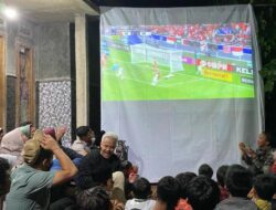 Ganjar Menggelar Nobar Timnas Indonesia di Halaman Rumah Warga Desa, Suasana Tegang, Hangat, dan Penuh Semangat