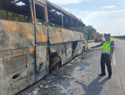 Bus Berisi 34 Penumpang Terbakar dan Pecah Ban di Tol Jombang-Mojokerto