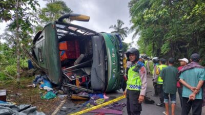 Bus ALS Terbalik di Jalan Bukittinggi-Medan, Begini Keadaannya