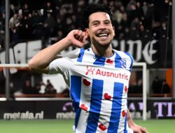 Thom Haye dan Nathan Tjoe-A-On Bermain di SC Heerenveen saat Tim Kalah dari FC Utrecht