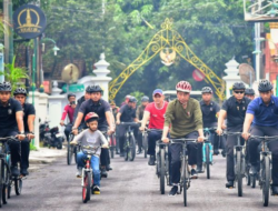 Presiden Jokowi Mengajak Jan Ethes untuk Bersepeda Bersama di Yogyakarta