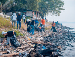 Meratus mengadakan kegiatan membersihkan pantai di lima kota besar di Indonesia untuk merayakan Hari Laut.