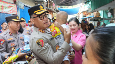 Kombes Gidion Membagikan Bantuan ke Warga Penjaringan dalam Perayaan HUT Bhayangkara