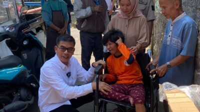 Sonny Salimi Membagikan Kursi Roda kepada Penderita Meningitis di Bandung