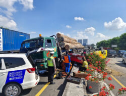 Kecelakaan di Tol Kebomas Gresik: Mobil Elf Menabrak Truk Muatan Kayu, 2 Orang Meninggal