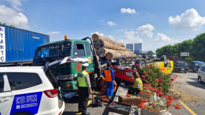 Kecelakaan di Tol Kebomas Gresik: Mobil Elf Menabrak Truk Muatan Kayu, 2 Orang Meninggal