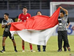 Suporter Merayakan Kemenangan Indonesia di Piala AFF U-19 dengan Euforia