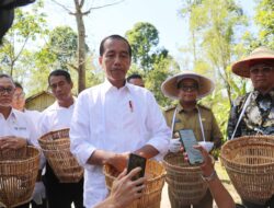 Jokowi Beri Hadiah Sepeda Kepada Pemenang Busana Adat Terbaik saat HUT ke-79 RI