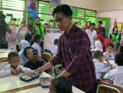 Gibran Memberikan Sosialisasi Makan Gratis di SD Surabaya, Respon Murid Antusias & Semangat