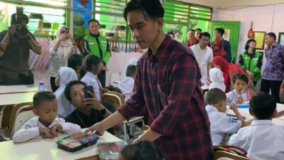 Gibran Memberikan Sosialisasi Makan Gratis di SD Surabaya, Respon Murid Antusias & Semangat