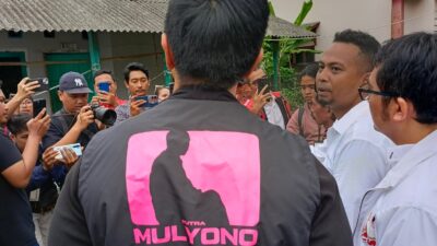 Netizen Menilai Rompi Anak Mulyono Sebagai Pakaian Paling Kampungan Digunakan untuk Menyampaikan Perasaan Masyarakat