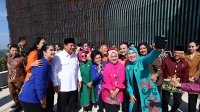 Prabowo Subianto Enjoying a Lighthearted Moment by Taking a Selfie with Iriana and Mothers at IKN