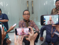 Presiden Jokowi Mengemas Barang Pribadi di Istana, Mensesneg Pratikno Meminta Koleksi Batik