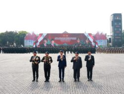 Jokowi dan Prabowo Subianto Mengendarai Jeep Pindad Bersama-sama untuk Memeriksa Pasukan dalam Upacara Keamanan Pelantikan Presiden