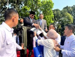 Citizens Express Tears of Joy and Offer Prayers as They Meet Prabowo Subianto: “I Finally Received His Autograph”