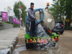 Warga Mengeluh, Pemkot Surabaya Menyirami Jalanan Berdebu karena Pengaspalan