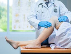 7 Tips Jaga Kesehatan Tulang dan Sendi di Usia Lanjut